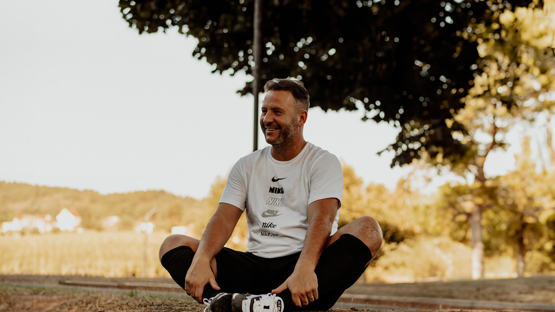 cândido costa pausing after training and smiling with crossed legs